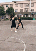 搞笑的动图GIF图片：真正的蛇皮走位原来可以这么秀