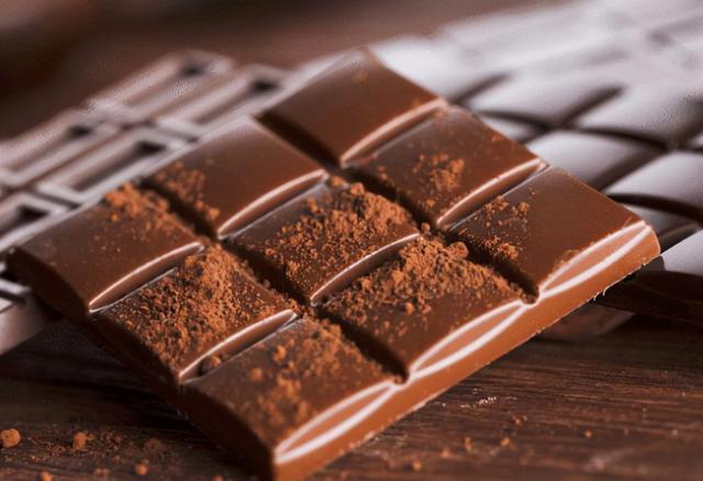 晚上吃苹果容易伤胃？医生建议：晚上最好不要吃这4种食物