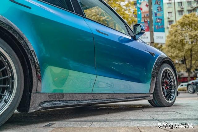 特斯拉Model Y全面改装，碳纤维宽体钻石绿变色膜回头率爆棚