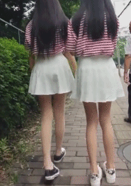 邪恶美女的动态图图片：两个妹子走路这么怪怪的，太累了