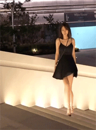 美女的内涵动态图片：身材好的女生，穿什么都好看！