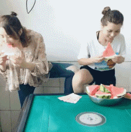 非常内涵的美女动态图：好好的一颗白菜，就这样被猪拱了