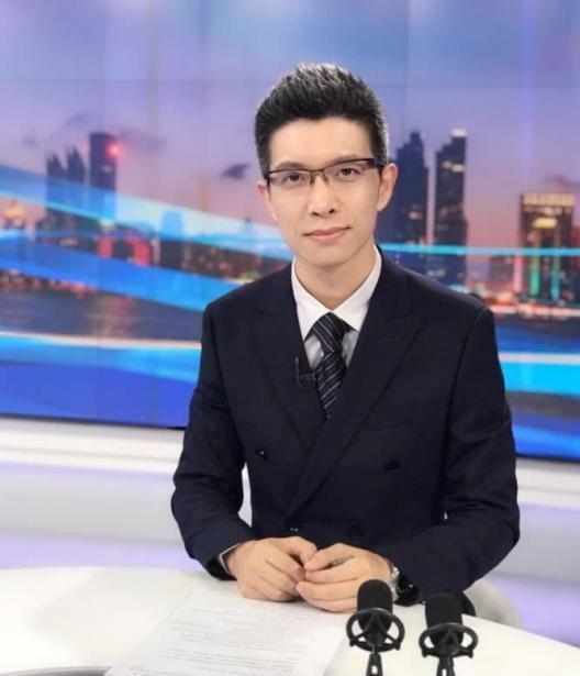 后面相继担任了《新闻30分》《新闻直播间》《共同关注》等节目的主持