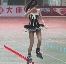 美女的邪恶GIF图片：别摆臀弄姿了，赶紧去做家务吧！