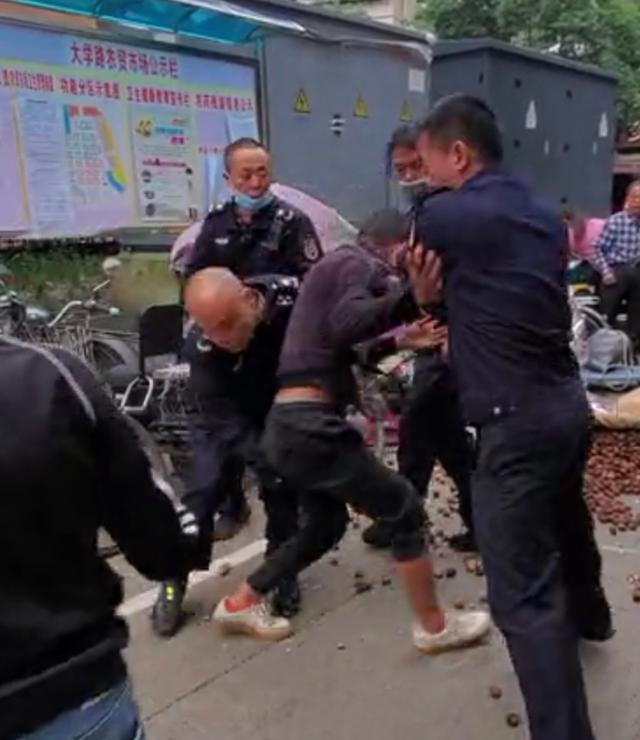 摊贩核桃摊被城管踢翻？城管：是摊贩打我们，我们在控制他