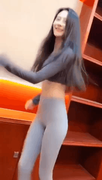 高挑身材的美女GIF：遇到了心仪的妹子，怎样要能要到电话呢！