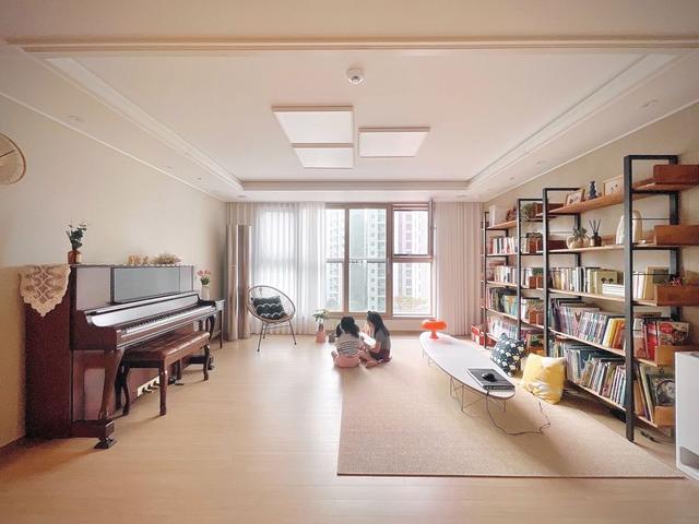 新房装修，孩子学习桌放在哪里最合适？听听“奖状墙”妈妈怎么说