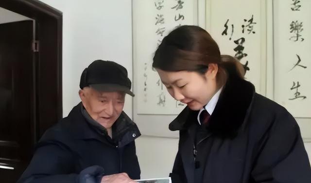 江西老农闯最高检察院被拦，情急之下以身犯险，一首军歌证明身份
