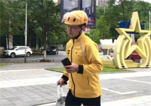 姚志刚：辞去银行行长自主创业，亏损230万后却因送外卖走红