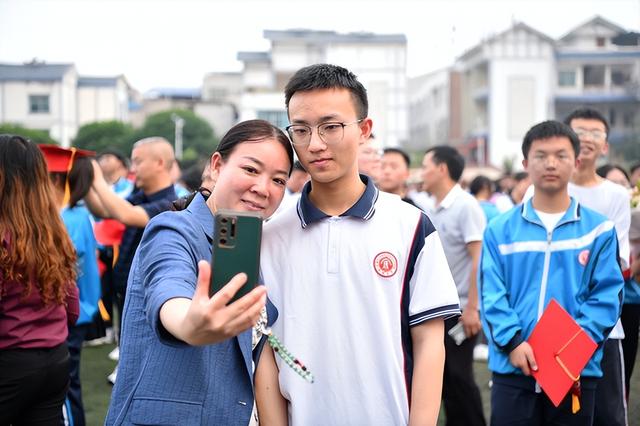 看！这是余庆中学的成人礼！！！