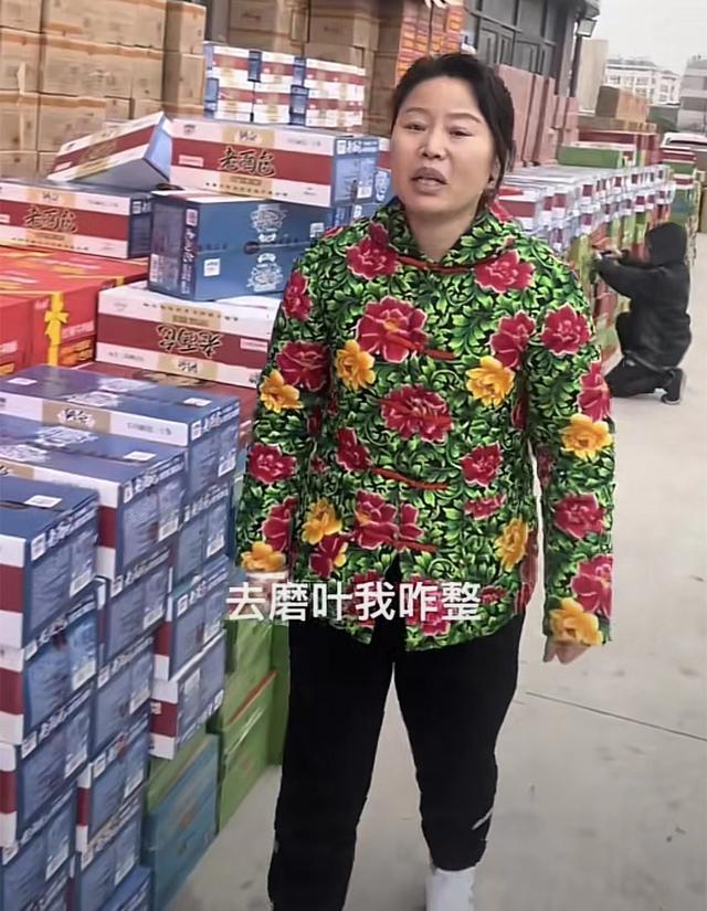 草帽姐为家乡再捐120万！抱10沓百元大钞显豪气，物资摆满一条街
