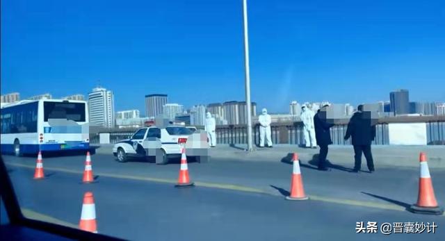 武汉小伙乘坐太原公交车，途中亮出红色健康码，乘客慌张夺路跳窗