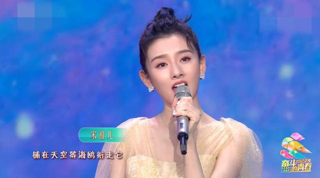 五四晚会：千玺成熟了，关晓彤妆容撞型鞠婧祎，赵丽颖变化好大