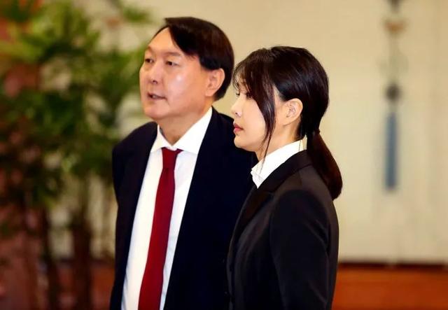 尹锡悦妻子：简历造假，被污蔑是“女招待”，曾允诺记者1亿酬劳
