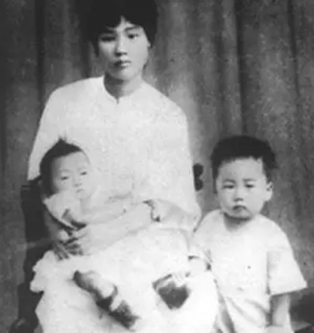 1962年，一封讣告送到中南海，毛泽东含泪：寄500，与我夫人同穴