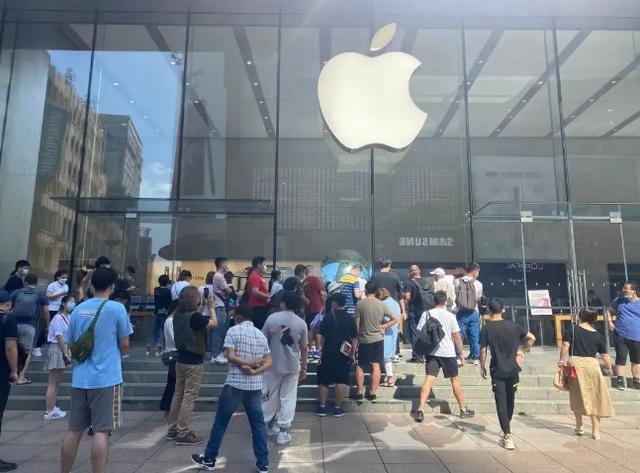 买一台iPhone13Pro，美国人需要5.9天，瑞士只要4天，中国呢？