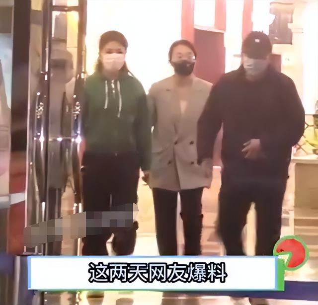 52岁张嘉益做核酸被拍，挺大肚给女演员撑伞，头发稀疏胖到认不出