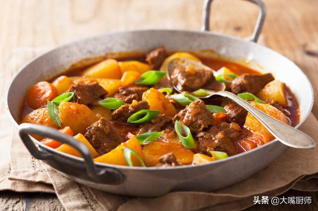 炖牛肉香料越少越好，牢记“3加2不加”，牛肉软烂不柴，香浓不腥