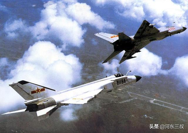 时隔21年，中美空中拦截大逆转，从无力伴飞到凭实力戏耍