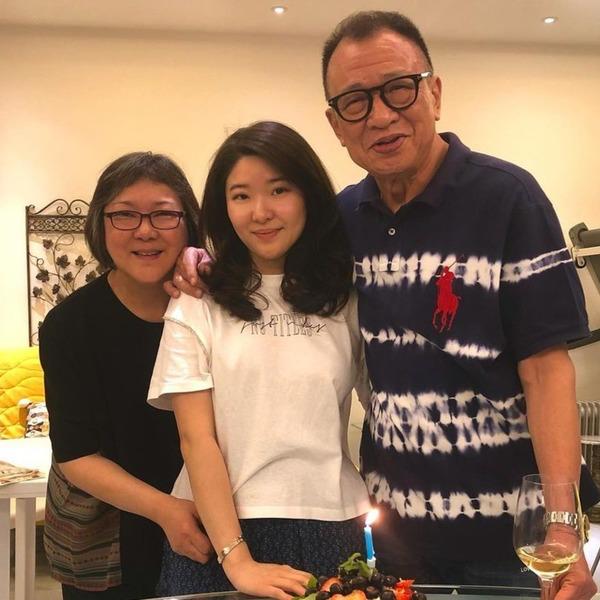 再拿一个！73岁的TVB著名老戏骨低调离巢，投资数百万为女儿开了一家炒菜店。
(图6)