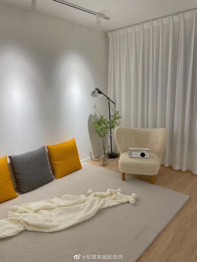 没有比这还简单的家了吧？空无一物，孩子们的玩乐天堂