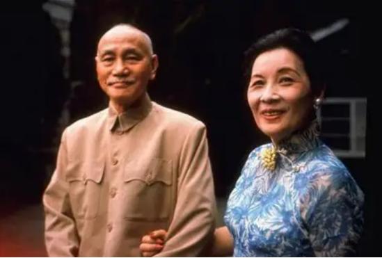 杨振宁见到杜聿明时称杜先生好，周总理笑了笑说：该叫岳父
