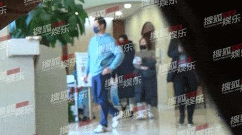 51岁李亚鹏再当爸！王菲“满脸的嫌弃”成全了老李“双重的幸福”