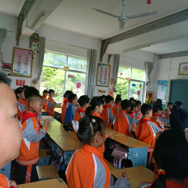 英山县石头咀镇中心小学开展活力大课间 精彩在校园活动