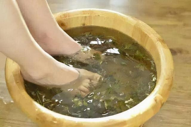睡前坚持用艾叶泡脚，或许有益于身体健康，不妨转给家人看看