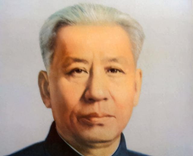 1961年，刘少奇参观毛泽东故居，盯着门匾说：这个字不妥