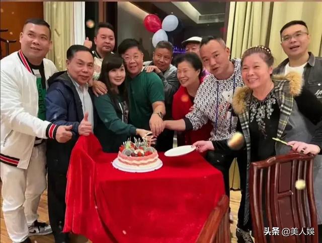 谁说他是丁克？《今日关注》主持人郑达妻子首度曝光，似香港富婆