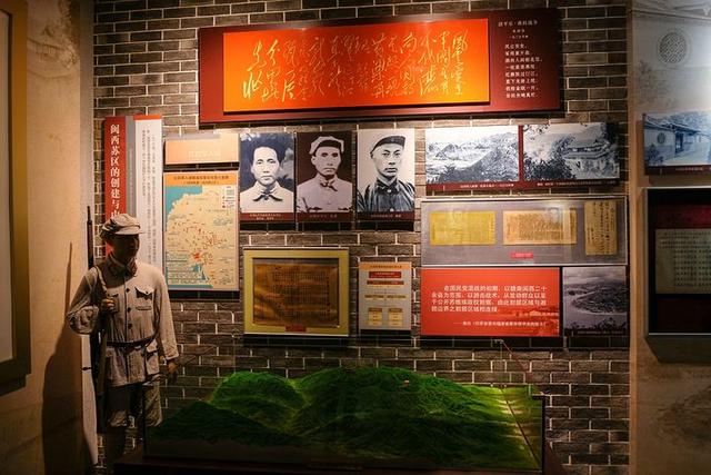 64年李敏去参观博物馆，讲解员小声说：那个女孩长得很像毛主席