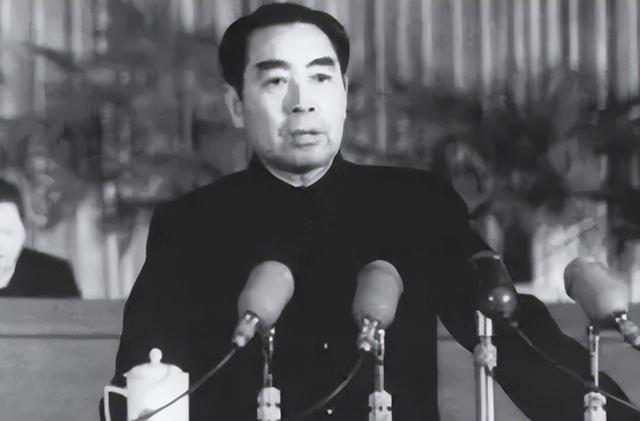 1958年周恩来访问朝鲜，一位朝鲜大妈远道而来，送给总理几副银器