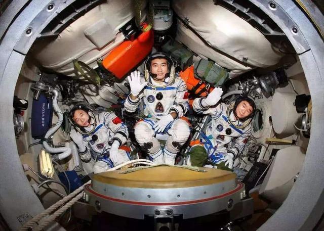 我国空间站航天员出舱时，穿的3000万元航天服，为何不能带回来？