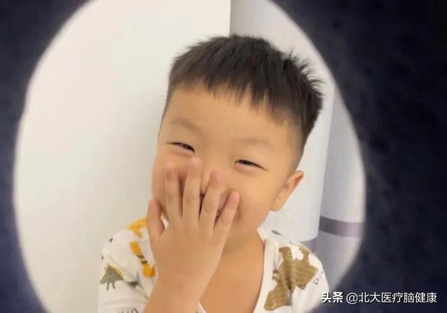 孩子确诊自闭症，奶奶不承认，丈夫不理解，妈妈辞职成干预能手