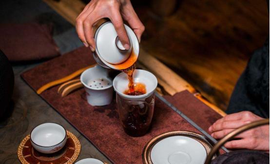 上了年纪要“忌茶”？建议50岁以后牢记这“3不喝”，益处多
