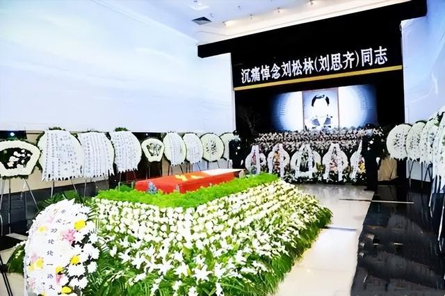 2020年，刘思齐儿子，女儿纪念主席诞辰127周年，表情严肃凝重