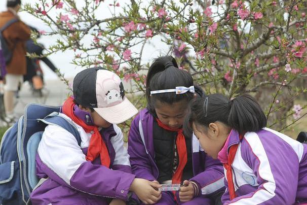 中小学生有望迎来“新假期”，教育部作出回应，家长：孩子谁照顾