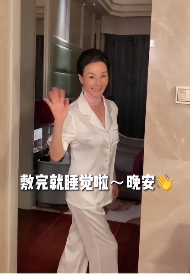 雪瑞姑姑：“冻龄奶奶”走红网络，抖音第一富婆，62岁活成18模样