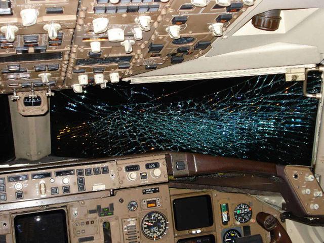 美国波音757挡风玻璃又破裂，飞机万米高空迫降，为何多次发生？
