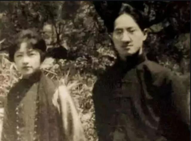 1988年，张幼仪去世，墓碑上刻了4个字，字字都是对徐志摩的讽刺