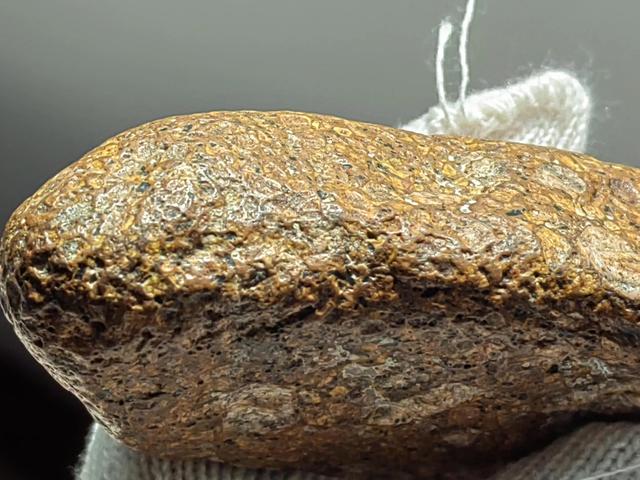 定向陨石有两种，垂直定向和斜定向