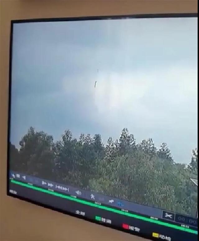 东航空难挖掘现场，每一个镜头都能触动心酸与泪水