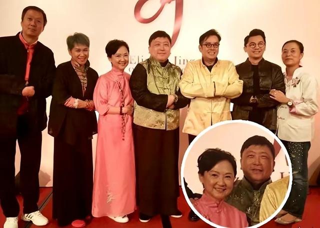 67岁王晶全家福曝光！被妻子挽着手臂出行，俩女儿美貌出众