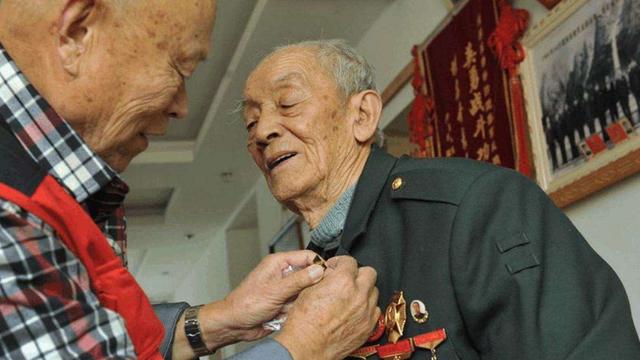 志愿军老兵当农民32年，1984年看报纸回部队，才知老军长一直找他