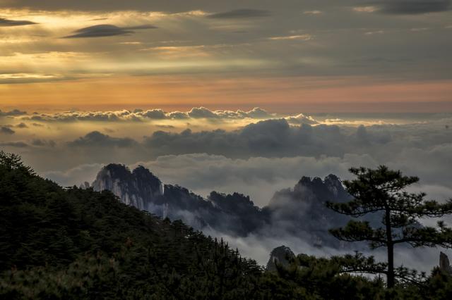 落日晚霞云海，是黄山旅行可遇不可求的美景，如梦似幻的人间仙境