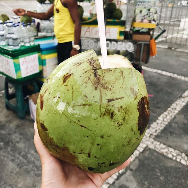 那些年，我曾捧著小吃與世界合影