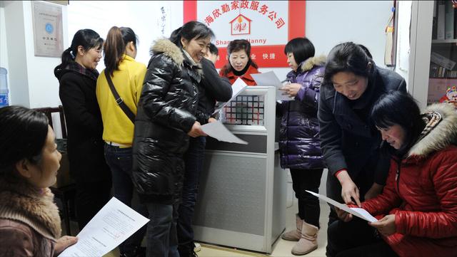 45岁住家保姆哭诉：雇主频繁给我涨工资，从5千涨到9千，我慌了