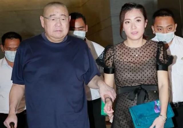 刘銮雄没给疫情捐款，却为生病艺人支付手术费，还每月给他生活费
