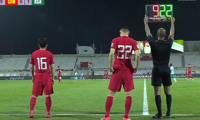中国男足赢得尊重，李霄鹏换人收奇效！颜骏凌进步，于大宝该批